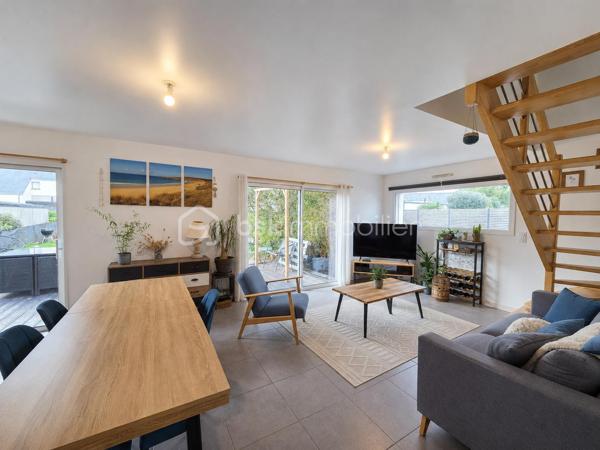 Située dans le quartier de Briantec à 5 minutes du bourg de Ploemeur, cette maison récente de 126 m² construite en 2016, offre des prestations actuelles dans un environnement calme et résidentiel.

Dès l'entrée, vous serez séduit par une belle pièce de vie traversante de plus de 40 m², baignée de lumière grâce à ses larges baies vitrées. La cuisine ouverte, aménagée et équipée, s'intègre harmonieusement à cet espace convivial, idéal pour partager des moments en famille ou entre amis, avec un accès direct à la terrasse et au jardin. Un cellier complète cet espace pour un quotidien plus pratique.
Le rez-de-chaussée accueille également une suite parentale avec sa salle d'eau privative, un véritable atout pour profiter d'une vie de plain-pied.

À l'étage, la maison offre trois chambres confortables, une mezzanine pouvant accueillir un bureau, un espace détente ou une salle de jeux, ainsi qu'une salle de bains avec WC.

Le jardin et la terrasse vous permettront de profiter pleinement des beaux jours dans un environnement calme.

Récente, lumineuse et parfaitement entretenue, cette maison allie confort, fonctionnalité et qualité de vie. Sa proximité avec les commerces, les écoles et les services de Ploemeur en fait une adresse idéale pour une famille à la recherche d'un bien où tout est déjà réuni.

Une visite suffira pour vous projeter.