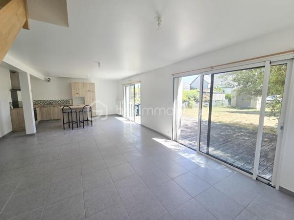 Située dans le quartier de Briantec à 5 minutes du bourg de Ploemeur, cette maison récente de 126 m² construite en 2016, offre des prestations actuelles dans un environnement calme et résidentiel.

Dès l'entrée, vous serez séduit par une belle pièce de vie traversante de plus de 40 m², baignée de lumière grâce à ses larges baies vitrées. La cuisine ouverte, aménagée et équipée, s'intègre harmonieusement à cet espace convivial, idéal pour partager des moments en famille ou entre amis, avec un accès direct à la terrasse et au jardin. Un cellier complète cet espace pour un quotidien plus pratique.
Le rez-de-chaussée accueille également une suite parentale avec sa salle d'eau privative, un véritable atout pour profiter d'une vie de plain-pied.

À l'étage, la maison offre trois chambres confortables, une mezzanine pouvant accueillir un bureau, un espace détente ou une salle de jeux, ainsi qu'une salle de bains avec WC.

Le jardin et la terrasse vous permettront de profiter pleinement des beaux jours dans un environnement calme.

Récente, lumineuse et parfaitement entretenue, cette maison allie confort, fonctionnalité et qualité de vie. Sa proximité avec les commerces, les écoles et les services de Ploemeur en fait une adresse idéale pour une famille à la recherche d'un bien où tout est déjà réuni.

Une visite suffira pour vous projeter.