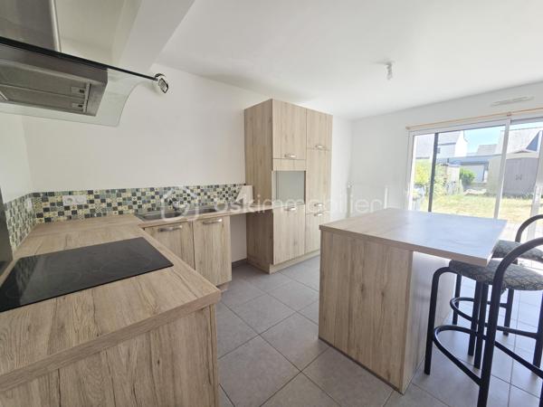 Située dans le quartier de Briantec à 5 minutes du bourg de Ploemeur, cette maison récente de 126 m² construite en 2016, offre des prestations actuelles dans un environnement calme et résidentiel.

Dès l'entrée, vous serez séduit par une belle pièce de vie traversante de plus de 40 m², baignée de lumière grâce à ses larges baies vitrées. La cuisine ouverte, aménagée et équipée, s'intègre harmonieusement à cet espace convivial, idéal pour partager des moments en famille ou entre amis, avec un accès direct à la terrasse et au jardin. Un cellier complète cet espace pour un quotidien plus pratique.
Le rez-de-chaussée accueille également une suite parentale avec sa salle d'eau privative, un véritable atout pour profiter d'une vie de plain-pied.

À l'étage, la maison offre trois chambres confortables, une mezzanine pouvant accueillir un bureau, un espace détente ou une salle de jeux, ainsi qu'une salle de bains avec WC.

Le jardin et la terrasse vous permettront de profiter pleinement des beaux jours dans un environnement calme.

Récente, lumineuse et parfaitement entretenue, cette maison allie confort, fonctionnalité et qualité de vie. Sa proximité avec les commerces, les écoles et les services de Ploemeur en fait une adresse idéale pour une famille à la recherche d'un bien où tout est déjà réuni.

Une visite suffira pour vous projeter.