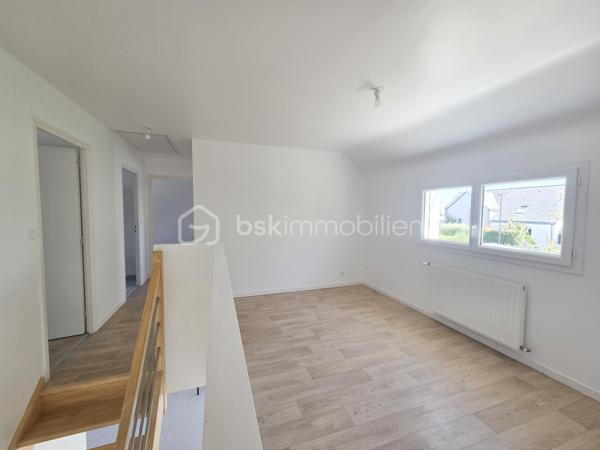 Située dans le quartier de Briantec à 5 minutes du bourg de Ploemeur, cette maison récente de 126 m² construite en 2016, offre des prestations actuelles dans un environnement calme et résidentiel.

Dès l'entrée, vous serez séduit par une belle pièce de vie traversante de plus de 40 m², baignée de lumière grâce à ses larges baies vitrées. La cuisine ouverte, aménagée et équipée, s'intègre harmonieusement à cet espace convivial, idéal pour partager des moments en famille ou entre amis, avec un accès direct à la terrasse et au jardin. Un cellier complète cet espace pour un quotidien plus pratique.
Le rez-de-chaussée accueille également une suite parentale avec sa salle d'eau privative, un véritable atout pour profiter d'une vie de plain-pied.

À l'étage, la maison offre trois chambres confortables, une mezzanine pouvant accueillir un bureau, un espace détente ou une salle de jeux, ainsi qu'une salle de bains avec WC.

Le jardin et la terrasse vous permettront de profiter pleinement des beaux jours dans un environnement calme.

Récente, lumineuse et parfaitement entretenue, cette maison allie confort, fonctionnalité et qualité de vie. Sa proximité avec les commerces, les écoles et les services de Ploemeur en fait une adresse idéale pour une famille à la recherche d'un bien où tout est déjà réuni.

Une visite suffira pour vous projeter.