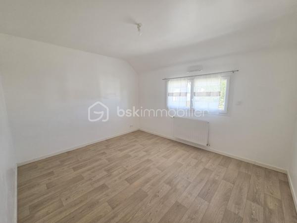 Située dans le quartier de Briantec à 5 minutes du bourg de Ploemeur, cette maison récente de 126 m² construite en 2016, offre des prestations actuelles dans un environnement calme et résidentiel.

Dès l'entrée, vous serez séduit par une belle pièce de vie traversante de plus de 40 m², baignée de lumière grâce à ses larges baies vitrées. La cuisine ouverte, aménagée et équipée, s'intègre harmonieusement à cet espace convivial, idéal pour partager des moments en famille ou entre amis, avec un accès direct à la terrasse et au jardin. Un cellier complète cet espace pour un quotidien plus pratique.
Le rez-de-chaussée accueille également une suite parentale avec sa salle d'eau privative, un véritable atout pour profiter d'une vie de plain-pied.

À l'étage, la maison offre trois chambres confortables, une mezzanine pouvant accueillir un bureau, un espace détente ou une salle de jeux, ainsi qu'une salle de bains avec WC.

Le jardin et la terrasse vous permettront de profiter pleinement des beaux jours dans un environnement calme.

Récente, lumineuse et parfaitement entretenue, cette maison allie confort, fonctionnalité et qualité de vie. Sa proximité avec les commerces, les écoles et les services de Ploemeur en fait une adresse idéale pour une famille à la recherche d'un bien où tout est déjà réuni.

Une visite suffira pour vous projeter.