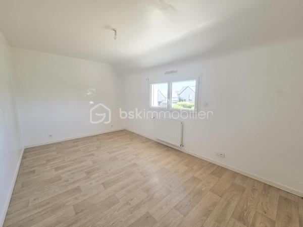 Située dans le quartier de Briantec à 5 minutes du bourg de Ploemeur, cette maison récente de 126 m² construite en 2016, offre des prestations actuelles dans un environnement calme et résidentiel.

Dès l'entrée, vous serez séduit par une belle pièce de vie traversante de plus de 40 m², baignée de lumière grâce à ses larges baies vitrées. La cuisine ouverte, aménagée et équipée, s'intègre harmonieusement à cet espace convivial, idéal pour partager des moments en famille ou entre amis, avec un accès direct à la terrasse et au jardin. Un cellier complète cet espace pour un quotidien plus pratique.
Le rez-de-chaussée accueille également une suite parentale avec sa salle d'eau privative, un véritable atout pour profiter d'une vie de plain-pied.

À l'étage, la maison offre trois chambres confortables, une mezzanine pouvant accueillir un bureau, un espace détente ou une salle de jeux, ainsi qu'une salle de bains avec WC.

Le jardin et la terrasse vous permettront de profiter pleinement des beaux jours dans un environnement calme.

Récente, lumineuse et parfaitement entretenue, cette maison allie confort, fonctionnalité et qualité de vie. Sa proximité avec les commerces, les écoles et les services de Ploemeur en fait une adresse idéale pour une famille à la recherche d'un bien où tout est déjà réuni.

Une visite suffira pour vous projeter.