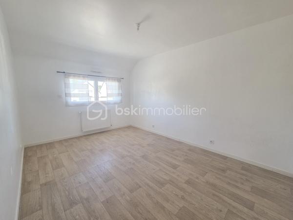 Située dans le quartier de Briantec à 5 minutes du bourg de Ploemeur, cette maison récente de 126 m² construite en 2016, offre des prestations actuelles dans un environnement calme et résidentiel.

Dès l'entrée, vous serez séduit par une belle pièce de vie traversante de plus de 40 m², baignée de lumière grâce à ses larges baies vitrées. La cuisine ouverte, aménagée et équipée, s'intègre harmonieusement à cet espace convivial, idéal pour partager des moments en famille ou entre amis, avec un accès direct à la terrasse et au jardin. Un cellier complète cet espace pour un quotidien plus pratique.
Le rez-de-chaussée accueille également une suite parentale avec sa salle d'eau privative, un véritable atout pour profiter d'une vie de plain-pied.

À l'étage, la maison offre trois chambres confortables, une mezzanine pouvant accueillir un bureau, un espace détente ou une salle de jeux, ainsi qu'une salle de bains avec WC.

Le jardin et la terrasse vous permettront de profiter pleinement des beaux jours dans un environnement calme.

Récente, lumineuse et parfaitement entretenue, cette maison allie confort, fonctionnalité et qualité de vie. Sa proximité avec les commerces, les écoles et les services de Ploemeur en fait une adresse idéale pour une famille à la recherche d'un bien où tout est déjà réuni.

Une visite suffira pour vous projeter.