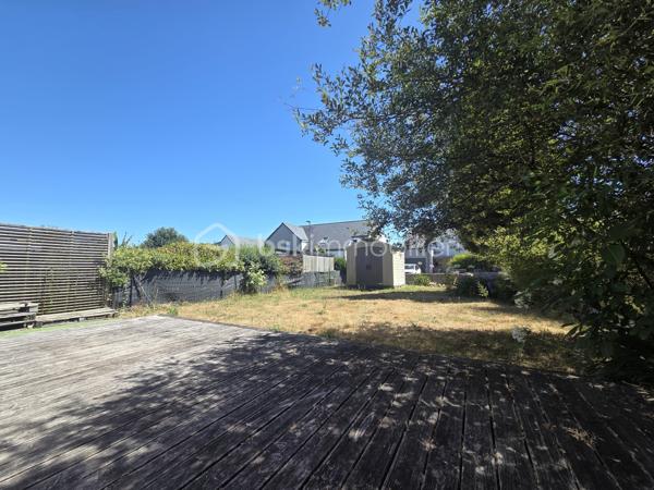 Située dans le quartier de Briantec à 5 minutes du bourg de Ploemeur, cette maison récente de 126 m² construite en 2016, offre des prestations actuelles dans un environnement calme et résidentiel.

Dès l'entrée, vous serez séduit par une belle pièce de vie traversante de plus de 40 m², baignée de lumière grâce à ses larges baies vitrées. La cuisine ouverte, aménagée et équipée, s'intègre harmonieusement à cet espace convivial, idéal pour partager des moments en famille ou entre amis, avec un accès direct à la terrasse et au jardin. Un cellier complète cet espace pour un quotidien plus pratique.
Le rez-de-chaussée accueille également une suite parentale avec sa salle d'eau privative, un véritable atout pour profiter d'une vie de plain-pied.

À l'étage, la maison offre trois chambres confortables, une mezzanine pouvant accueillir un bureau, un espace détente ou une salle de jeux, ainsi qu'une salle de bains avec WC.

Le jardin et la terrasse vous permettront de profiter pleinement des beaux jours dans un environnement calme.

Récente, lumineuse et parfaitement entretenue, cette maison allie confort, fonctionnalité et qualité de vie. Sa proximité avec les commerces, les écoles et les services de Ploemeur en fait une adresse idéale pour une famille à la recherche d'un bien où tout est déjà réuni.

Une visite suffira pour vous projeter.