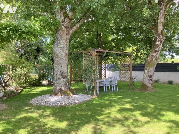 ST PHILBERT DE GRAND LIEU Maison de plain-pied avec véranda, dépendance et terrain arboré