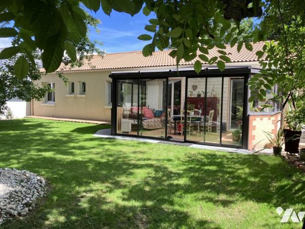 ST PHILBERT DE GRAND LIEU Maison de plain-pied avec véranda, dépendance et terrain arboré