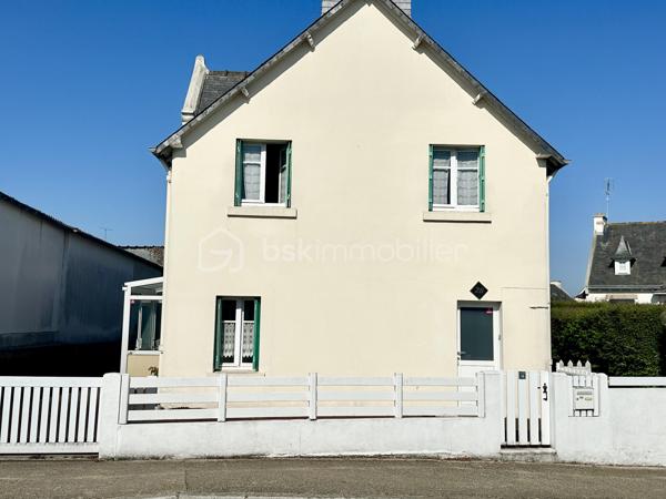 MAISON T5 À RÉNOVER AU CŒUR DE TRÉGUEUX – UN BEAU PROJET À FAÇONNER !

Une belle opportunité pour les amateurs de rénovation et les acquéreurs en quête de potentiel !

Située en plein cœur de Trégueux, cette maison T5 offre un cadre idéal pour réaliser un projet personnalisé et créer un intérieur qui vous ressemble.

Dès l'entrée, vous découvrirez au rez-de-chaussée un **salon-séjour lumineux ouvert sur une cuisine aménagée ainsi qu'un garage et un WC indépendant.

À l'étage, l'espace nuit se compose de deux chambres, d'un bureau pouvant facilement être transformé en chambre d'appoint ou en espace de télétravail, ainsi que d'une salle d'eau avec WC.

À l'extérieur, vous profiterez d'un jardin entièrement clos, parfait pour les enfants, les animaux de compagnie ou simplement pour profiter des beaux jours en toute tranquillité.

Des travaux de rénovation sont à prévoir, mais ils vous permettront de repenser les espaces et de personnaliser la maison selon vos envies.

Son véritable atout : son fort potentiel d'agrandissement ! Une possibilité qui permettrait d'augmenter significativement la surface habitable et de faire évoluer la maison en fonction de vos besoins.

Une maison pleine de possibilités, idéalement située au cœur de Trégueux, qui n'attend plus que votre projet pour révéler tout son potentiel !

Une opportunité à découvrir rapidement pour les amateurs de rénovation et les investisseurs à la recherche d'un bien évolutif.