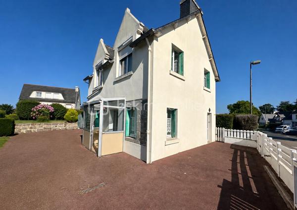 MAISON T5 À RÉNOVER AU CŒUR DE TRÉGUEUX – UN BEAU PROJET À FAÇONNER !

Une belle opportunité pour les amateurs de rénovation et les acquéreurs en quête de potentiel !

Située en plein cœur de Trégueux, cette maison T5 offre un cadre idéal pour réaliser un projet personnalisé et créer un intérieur qui vous ressemble.

Dès l'entrée, vous découvrirez au rez-de-chaussée un **salon-séjour lumineux ouvert sur une cuisine aménagée ainsi qu'un garage et un WC indépendant.

À l'étage, l'espace nuit se compose de deux chambres, d'un bureau pouvant facilement être transformé en chambre d'appoint ou en espace de télétravail, ainsi que d'une salle d'eau avec WC.

À l'extérieur, vous profiterez d'un jardin entièrement clos, parfait pour les enfants, les animaux de compagnie ou simplement pour profiter des beaux jours en toute tranquillité.

Des travaux de rénovation sont à prévoir, mais ils vous permettront de repenser les espaces et de personnaliser la maison selon vos envies.

Son véritable atout : son fort potentiel d'agrandissement ! Une possibilité qui permettrait d'augmenter significativement la surface habitable et de faire évoluer la maison en fonction de vos besoins.

Une maison pleine de possibilités, idéalement située au cœur de Trégueux, qui n'attend plus que votre projet pour révéler tout son potentiel !

Une opportunité à découvrir rapidement pour les amateurs de rénovation et les investisseurs à la recherche d'un bien évolutif.