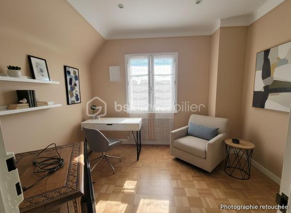 MAISON T5 À RÉNOVER AU CŒUR DE TRÉGUEUX – UN BEAU PROJET À FAÇONNER !

Une belle opportunité pour les amateurs de rénovation et les acquéreurs en quête de potentiel !

Située en plein cœur de Trégueux, cette maison T5 offre un cadre idéal pour réaliser un projet personnalisé et créer un intérieur qui vous ressemble.

Dès l'entrée, vous découvrirez au rez-de-chaussée un **salon-séjour lumineux ouvert sur une cuisine aménagée ainsi qu'un garage et un WC indépendant.

À l'étage, l'espace nuit se compose de deux chambres, d'un bureau pouvant facilement être transformé en chambre d'appoint ou en espace de télétravail, ainsi que d'une salle d'eau avec WC.

À l'extérieur, vous profiterez d'un jardin entièrement clos, parfait pour les enfants, les animaux de compagnie ou simplement pour profiter des beaux jours en toute tranquillité.

Des travaux de rénovation sont à prévoir, mais ils vous permettront de repenser les espaces et de personnaliser la maison selon vos envies.

Son véritable atout : son fort potentiel d'agrandissement ! Une possibilité qui permettrait d'augmenter significativement la surface habitable et de faire évoluer la maison en fonction de vos besoins.

Une maison pleine de possibilités, idéalement située au cœur de Trégueux, qui n'attend plus que votre projet pour révéler tout son potentiel !

Une opportunité à découvrir rapidement pour les amateurs de rénovation et les investisseurs à la recherche d'un bien évolutif.