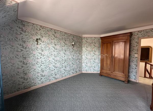 MAISON T5 À RÉNOVER AU CŒUR DE TRÉGUEUX – UN BEAU PROJET À FAÇONNER !

Une belle opportunité pour les amateurs de rénovation et les acquéreurs en quête de potentiel !

Située en plein cœur de Trégueux, cette maison T5 offre un cadre idéal pour réaliser un projet personnalisé et créer un intérieur qui vous ressemble.

Dès l'entrée, vous découvrirez au rez-de-chaussée un **salon-séjour lumineux ouvert sur une cuisine aménagée ainsi qu'un garage et un WC indépendant.

À l'étage, l'espace nuit se compose de deux chambres, d'un bureau pouvant facilement être transformé en chambre d'appoint ou en espace de télétravail, ainsi que d'une salle d'eau avec WC.

À l'extérieur, vous profiterez d'un jardin entièrement clos, parfait pour les enfants, les animaux de compagnie ou simplement pour profiter des beaux jours en toute tranquillité.

Des travaux de rénovation sont à prévoir, mais ils vous permettront de repenser les espaces et de personnaliser la maison selon vos envies.

Son véritable atout : son fort potentiel d'agrandissement ! Une possibilité qui permettrait d'augmenter significativement la surface habitable et de faire évoluer la maison en fonction de vos besoins.

Une maison pleine de possibilités, idéalement située au cœur de Trégueux, qui n'attend plus que votre projet pour révéler tout son potentiel !

Une opportunité à découvrir rapidement pour les amateurs de rénovation et les investisseurs à la recherche d'un bien évolutif.