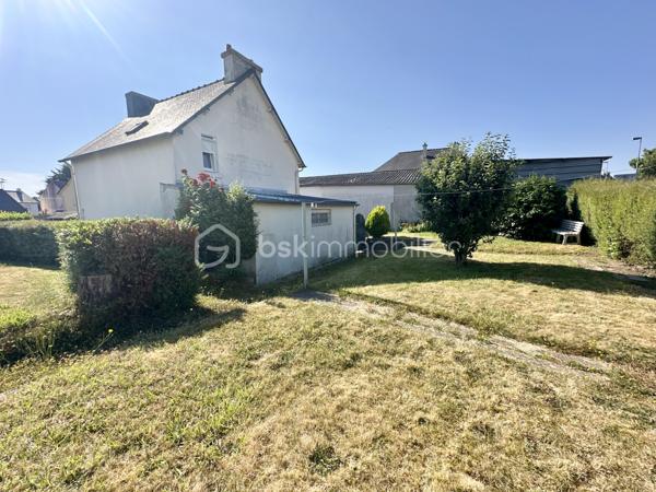 MAISON T5 À RÉNOVER AU CŒUR DE TRÉGUEUX – UN BEAU PROJET À FAÇONNER !

Une belle opportunité pour les amateurs de rénovation et les acquéreurs en quête de potentiel !

Située en plein cœur de Trégueux, cette maison T5 offre un cadre idéal pour réaliser un projet personnalisé et créer un intérieur qui vous ressemble.

Dès l'entrée, vous découvrirez au rez-de-chaussée un **salon-séjour lumineux ouvert sur une cuisine aménagée ainsi qu'un garage et un WC indépendant.

À l'étage, l'espace nuit se compose de deux chambres, d'un bureau pouvant facilement être transformé en chambre d'appoint ou en espace de télétravail, ainsi que d'une salle d'eau avec WC.

À l'extérieur, vous profiterez d'un jardin entièrement clos, parfait pour les enfants, les animaux de compagnie ou simplement pour profiter des beaux jours en toute tranquillité.

Des travaux de rénovation sont à prévoir, mais ils vous permettront de repenser les espaces et de personnaliser la maison selon vos envies.

Son véritable atout : son fort potentiel d'agrandissement ! Une possibilité qui permettrait d'augmenter significativement la surface habitable et de faire évoluer la maison en fonction de vos besoins.

Une maison pleine de possibilités, idéalement située au cœur de Trégueux, qui n'attend plus que votre projet pour révéler tout son potentiel !

Une opportunité à découvrir rapidement pour les amateurs de rénovation et les investisseurs à la recherche d'un bien évolutif.