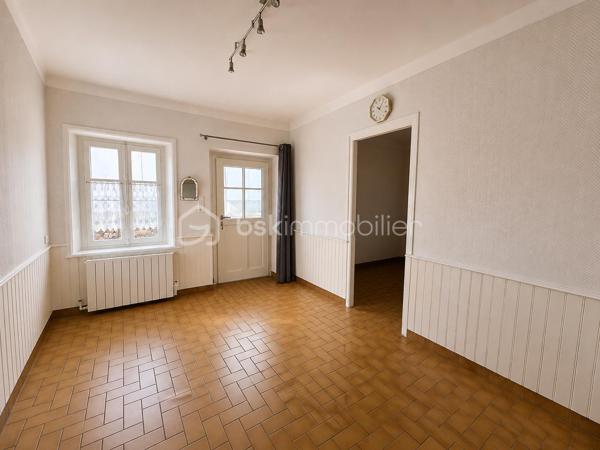 MAISON T5 À RÉNOVER AU CŒUR DE TRÉGUEUX – UN BEAU PROJET À FAÇONNER !

Une belle opportunité pour les amateurs de rénovation et les acquéreurs en quête de potentiel !

Située en plein cœur de Trégueux, cette maison T5 offre un cadre idéal pour réaliser un projet personnalisé et créer un intérieur qui vous ressemble.

Dès l'entrée, vous découvrirez au rez-de-chaussée un **salon-séjour lumineux ouvert sur une cuisine aménagée ainsi qu'un garage et un WC indépendant.

À l'étage, l'espace nuit se compose de deux chambres, d'un bureau pouvant facilement être transformé en chambre d'appoint ou en espace de télétravail, ainsi que d'une salle d'eau avec WC.

À l'extérieur, vous profiterez d'un jardin entièrement clos, parfait pour les enfants, les animaux de compagnie ou simplement pour profiter des beaux jours en toute tranquillité.

Des travaux de rénovation sont à prévoir, mais ils vous permettront de repenser les espaces et de personnaliser la maison selon vos envies.

Son véritable atout : son fort potentiel d'agrandissement ! Une possibilité qui permettrait d'augmenter significativement la surface habitable et de faire évoluer la maison en fonction de vos besoins.

Une maison pleine de possibilités, idéalement située au cœur de Trégueux, qui n'attend plus que votre projet pour révéler tout son potentiel !

Une opportunité à découvrir rapidement pour les amateurs de rénovation et les investisseurs à la recherche d'un bien évolutif.