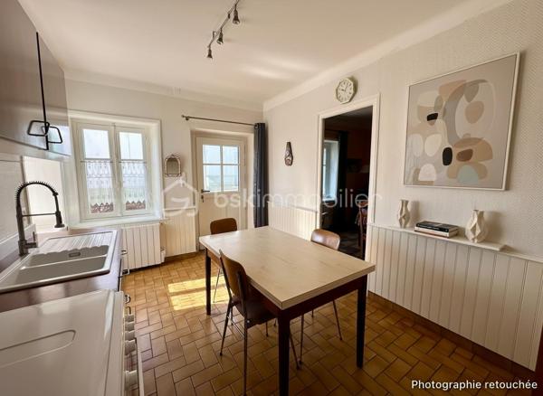 MAISON T5 À RÉNOVER AU CŒUR DE TRÉGUEUX – UN BEAU PROJET À FAÇONNER !

Une belle opportunité pour les amateurs de rénovation et les acquéreurs en quête de potentiel !

Située en plein cœur de Trégueux, cette maison T5 offre un cadre idéal pour réaliser un projet personnalisé et créer un intérieur qui vous ressemble.

Dès l'entrée, vous découvrirez au rez-de-chaussée un **salon-séjour lumineux ouvert sur une cuisine aménagée ainsi qu'un garage et un WC indépendant.

À l'étage, l'espace nuit se compose de deux chambres, d'un bureau pouvant facilement être transformé en chambre d'appoint ou en espace de télétravail, ainsi que d'une salle d'eau avec WC.

À l'extérieur, vous profiterez d'un jardin entièrement clos, parfait pour les enfants, les animaux de compagnie ou simplement pour profiter des beaux jours en toute tranquillité.

Des travaux de rénovation sont à prévoir, mais ils vous permettront de repenser les espaces et de personnaliser la maison selon vos envies.

Son véritable atout : son fort potentiel d'agrandissement ! Une possibilité qui permettrait d'augmenter significativement la surface habitable et de faire évoluer la maison en fonction de vos besoins.

Une maison pleine de possibilités, idéalement située au cœur de Trégueux, qui n'attend plus que votre projet pour révéler tout son potentiel !

Une opportunité à découvrir rapidement pour les amateurs de rénovation et les investisseurs à la recherche d'un bien évolutif.