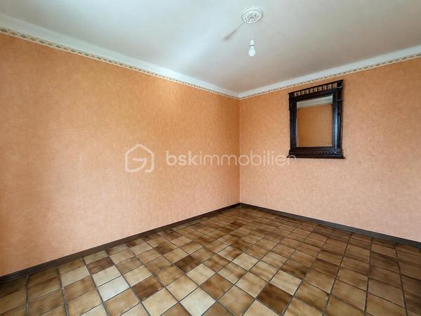 MAISON T5 À RÉNOVER AU CŒUR DE TRÉGUEUX – UN BEAU PROJET À FAÇONNER !

Une belle opportunité pour les amateurs de rénovation et les acquéreurs en quête de potentiel !

Située en plein cœur de Trégueux, cette maison T5 offre un cadre idéal pour réaliser un projet personnalisé et créer un intérieur qui vous ressemble.

Dès l'entrée, vous découvrirez au rez-de-chaussée un **salon-séjour lumineux ouvert sur une cuisine aménagée ainsi qu'un garage et un WC indépendant.

À l'étage, l'espace nuit se compose de deux chambres, d'un bureau pouvant facilement être transformé en chambre d'appoint ou en espace de télétravail, ainsi que d'une salle d'eau avec WC.

À l'extérieur, vous profiterez d'un jardin entièrement clos, parfait pour les enfants, les animaux de compagnie ou simplement pour profiter des beaux jours en toute tranquillité.

Des travaux de rénovation sont à prévoir, mais ils vous permettront de repenser les espaces et de personnaliser la maison selon vos envies.

Son véritable atout : son fort potentiel d'agrandissement ! Une possibilité qui permettrait d'augmenter significativement la surface habitable et de faire évoluer la maison en fonction de vos besoins.

Une maison pleine de possibilités, idéalement située au cœur de Trégueux, qui n'attend plus que votre projet pour révéler tout son potentiel !

Une opportunité à découvrir rapidement pour les amateurs de rénovation et les investisseurs à la recherche d'un bien évolutif.
