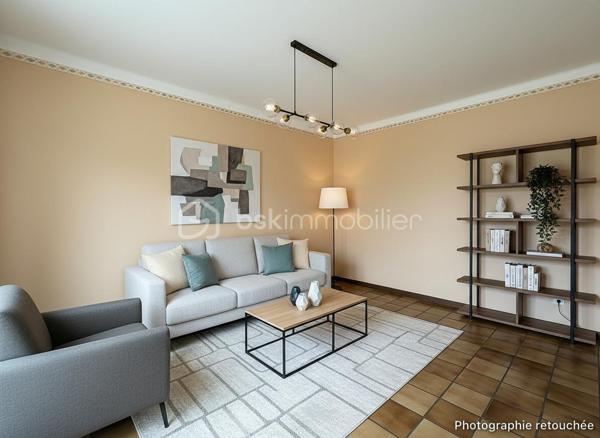 MAISON T5 À RÉNOVER AU CŒUR DE TRÉGUEUX – UN BEAU PROJET À FAÇONNER !

Une belle opportunité pour les amateurs de rénovation et les acquéreurs en quête de potentiel !

Située en plein cœur de Trégueux, cette maison T5 offre un cadre idéal pour réaliser un projet personnalisé et créer un intérieur qui vous ressemble.

Dès l'entrée, vous découvrirez au rez-de-chaussée un **salon-séjour lumineux ouvert sur une cuisine aménagée ainsi qu'un garage et un WC indépendant.

À l'étage, l'espace nuit se compose de deux chambres, d'un bureau pouvant facilement être transformé en chambre d'appoint ou en espace de télétravail, ainsi que d'une salle d'eau avec WC.

À l'extérieur, vous profiterez d'un jardin entièrement clos, parfait pour les enfants, les animaux de compagnie ou simplement pour profiter des beaux jours en toute tranquillité.

Des travaux de rénovation sont à prévoir, mais ils vous permettront de repenser les espaces et de personnaliser la maison selon vos envies.

Son véritable atout : son fort potentiel d'agrandissement ! Une possibilité qui permettrait d'augmenter significativement la surface habitable et de faire évoluer la maison en fonction de vos besoins.

Une maison pleine de possibilités, idéalement située au cœur de Trégueux, qui n'attend plus que votre projet pour révéler tout son potentiel !

Une opportunité à découvrir rapidement pour les amateurs de rénovation et les investisseurs à la recherche d'un bien évolutif.