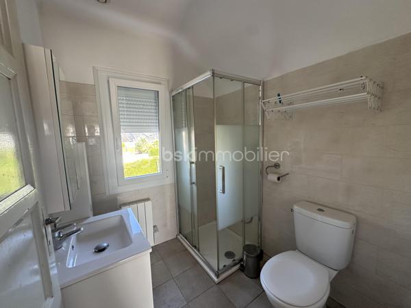 MAISON T5 À RÉNOVER AU CŒUR DE TRÉGUEUX – UN BEAU PROJET À FAÇONNER !

Une belle opportunité pour les amateurs de rénovation et les acquéreurs en quête de potentiel !

Située en plein cœur de Trégueux, cette maison T5 offre un cadre idéal pour réaliser un projet personnalisé et créer un intérieur qui vous ressemble.

Dès l'entrée, vous découvrirez au rez-de-chaussée un **salon-séjour lumineux ouvert sur une cuisine aménagée ainsi qu'un garage et un WC indépendant.

À l'étage, l'espace nuit se compose de deux chambres, d'un bureau pouvant facilement être transformé en chambre d'appoint ou en espace de télétravail, ainsi que d'une salle d'eau avec WC.

À l'extérieur, vous profiterez d'un jardin entièrement clos, parfait pour les enfants, les animaux de compagnie ou simplement pour profiter des beaux jours en toute tranquillité.

Des travaux de rénovation sont à prévoir, mais ils vous permettront de repenser les espaces et de personnaliser la maison selon vos envies.

Son véritable atout : son fort potentiel d'agrandissement ! Une possibilité qui permettrait d'augmenter significativement la surface habitable et de faire évoluer la maison en fonction de vos besoins.

Une maison pleine de possibilités, idéalement située au cœur de Trégueux, qui n'attend plus que votre projet pour révéler tout son potentiel !

Une opportunité à découvrir rapidement pour les amateurs de rénovation et les investisseurs à la recherche d'un bien évolutif.