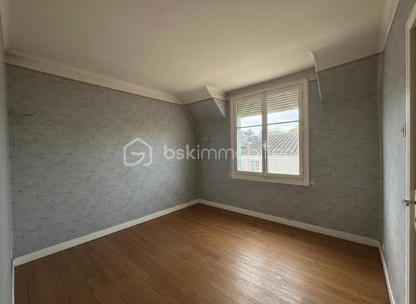 MAISON T5 À RÉNOVER AU CŒUR DE TRÉGUEUX – UN BEAU PROJET À FAÇONNER !

Une belle opportunité pour les amateurs de rénovation et les acquéreurs en quête de potentiel !

Située en plein cœur de Trégueux, cette maison T5 offre un cadre idéal pour réaliser un projet personnalisé et créer un intérieur qui vous ressemble.

Dès l'entrée, vous découvrirez au rez-de-chaussée un **salon-séjour lumineux ouvert sur une cuisine aménagée ainsi qu'un garage et un WC indépendant.

À l'étage, l'espace nuit se compose de deux chambres, d'un bureau pouvant facilement être transformé en chambre d'appoint ou en espace de télétravail, ainsi que d'une salle d'eau avec WC.

À l'extérieur, vous profiterez d'un jardin entièrement clos, parfait pour les enfants, les animaux de compagnie ou simplement pour profiter des beaux jours en toute tranquillité.

Des travaux de rénovation sont à prévoir, mais ils vous permettront de repenser les espaces et de personnaliser la maison selon vos envies.

Son véritable atout : son fort potentiel d'agrandissement ! Une possibilité qui permettrait d'augmenter significativement la surface habitable et de faire évoluer la maison en fonction de vos besoins.

Une maison pleine de possibilités, idéalement située au cœur de Trégueux, qui n'attend plus que votre projet pour révéler tout son potentiel !

Une opportunité à découvrir rapidement pour les amateurs de rénovation et les investisseurs à la recherche d'un bien évolutif.