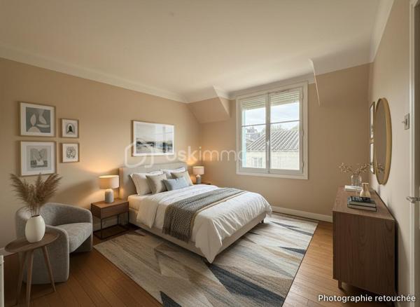 MAISON T5 À RÉNOVER AU CŒUR DE TRÉGUEUX – UN BEAU PROJET À FAÇONNER !

Une belle opportunité pour les amateurs de rénovation et les acquéreurs en quête de potentiel !

Située en plein cœur de Trégueux, cette maison T5 offre un cadre idéal pour réaliser un projet personnalisé et créer un intérieur qui vous ressemble.

Dès l'entrée, vous découvrirez au rez-de-chaussée un **salon-séjour lumineux ouvert sur une cuisine aménagée ainsi qu'un garage et un WC indépendant.

À l'étage, l'espace nuit se compose de deux chambres, d'un bureau pouvant facilement être transformé en chambre d'appoint ou en espace de télétravail, ainsi que d'une salle d'eau avec WC.

À l'extérieur, vous profiterez d'un jardin entièrement clos, parfait pour les enfants, les animaux de compagnie ou simplement pour profiter des beaux jours en toute tranquillité.

Des travaux de rénovation sont à prévoir, mais ils vous permettront de repenser les espaces et de personnaliser la maison selon vos envies.

Son véritable atout : son fort potentiel d'agrandissement ! Une possibilité qui permettrait d'augmenter significativement la surface habitable et de faire évoluer la maison en fonction de vos besoins.

Une maison pleine de possibilités, idéalement située au cœur de Trégueux, qui n'attend plus que votre projet pour révéler tout son potentiel !

Une opportunité à découvrir rapidement pour les amateurs de rénovation et les investisseurs à la recherche d'un bien évolutif.