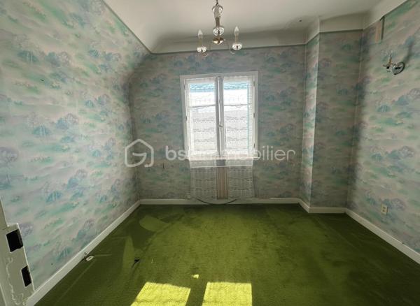 MAISON T5 À RÉNOVER AU CŒUR DE TRÉGUEUX – UN BEAU PROJET À FAÇONNER !

Une belle opportunité pour les amateurs de rénovation et les acquéreurs en quête de potentiel !

Située en plein cœur de Trégueux, cette maison T5 offre un cadre idéal pour réaliser un projet personnalisé et créer un intérieur qui vous ressemble.

Dès l'entrée, vous découvrirez au rez-de-chaussée un **salon-séjour lumineux ouvert sur une cuisine aménagée ainsi qu'un garage et un WC indépendant.

À l'étage, l'espace nuit se compose de deux chambres, d'un bureau pouvant facilement être transformé en chambre d'appoint ou en espace de télétravail, ainsi que d'une salle d'eau avec WC.

À l'extérieur, vous profiterez d'un jardin entièrement clos, parfait pour les enfants, les animaux de compagnie ou simplement pour profiter des beaux jours en toute tranquillité.

Des travaux de rénovation sont à prévoir, mais ils vous permettront de repenser les espaces et de personnaliser la maison selon vos envies.

Son véritable atout : son fort potentiel d'agrandissement ! Une possibilité qui permettrait d'augmenter significativement la surface habitable et de faire évoluer la maison en fonction de vos besoins.

Une maison pleine de possibilités, idéalement située au cœur de Trégueux, qui n'attend plus que votre projet pour révéler tout son potentiel !

Une opportunité à découvrir rapidement pour les amateurs de rénovation et les investisseurs à la recherche d'un bien évolutif.