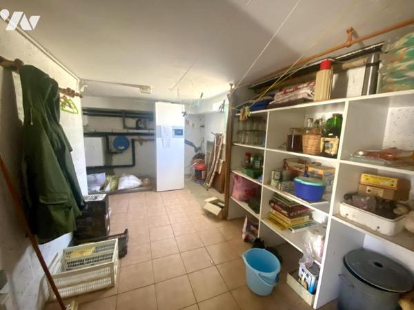 Une maison d'habitation sur sous-sol