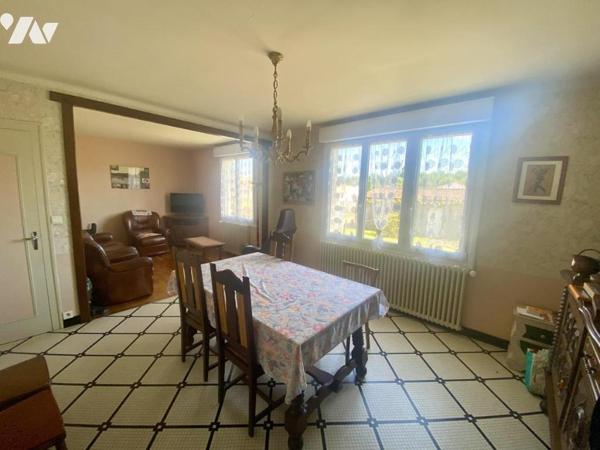 Une maison d'habitation sur sous-sol