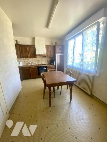 Une maison d'habitation sur sous-sol