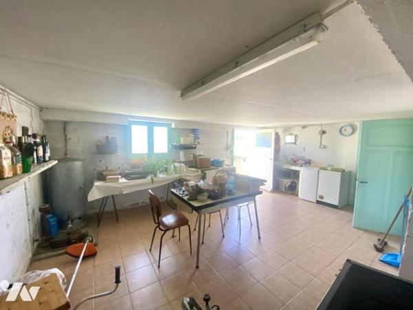 Une maison d'habitation sur sous-sol