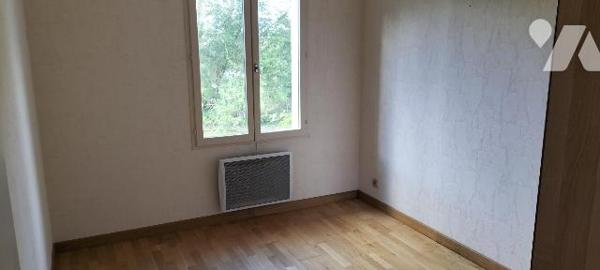 PAVILLON PROCHE MELLE sur 4000m²