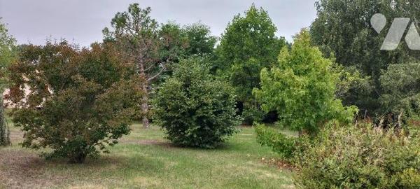 PAVILLON PROCHE MELLE sur 4000m²