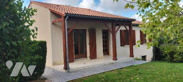 PAVILLON PROCHE MELLE sur 4000m²
