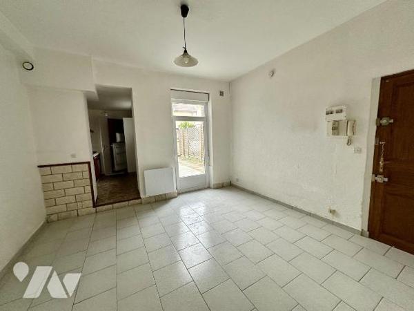 REIMS-Proche Sacré Coeur.
Logement de type T2 d'une superficie de 36 m², doté d'une cour privé...