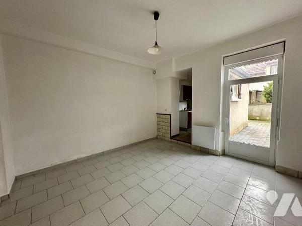 REIMS-Proche Sacré Coeur.
Logement de type T2 d'une superficie de 36 m², doté d'une cour privé...