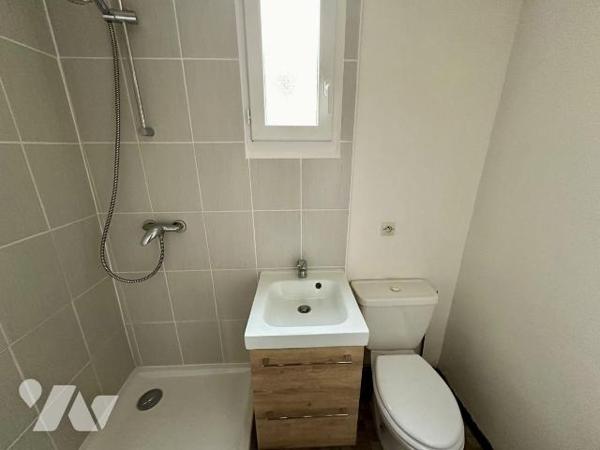 REIMS-Proche Sacré Coeur.
Logement de type T2 d'une superficie de 36 m², doté d'une cour privé...