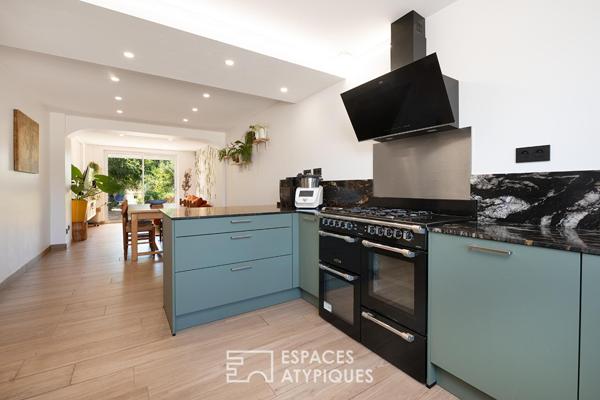 Élégante maison rénovée avec garage et grand jardin