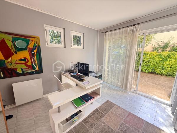 Située à Balaruc-les-Bains, dans un quartier calme et proche de toutes les commodités, avec arrêt de bus à proximité, cette maison de ville des années 1970 offre un beau potentiel sur une parcelle de 400 m².

Dès l’entrée, le hall dessert une cuisine indépendante, dans sa continuité une agréable pièce de vie composée d’un salon et d’une salle à manger. Cet espace lumineux s’ouvre sur le jardin et sa terrasse grâce à de larges portes-fenêtres.

Le rez-de-chaussée comprend également un vaste bureau, pouvant facilement être aménagé en chambre selon vos besoins.

À l’étage, vous découvrirez quatre belles chambres ainsi qu’une salle d’eau.

Attenant à la maison, un studio indépendant reste à aménager. Il représente une excellente opportunité pour créer un logement destiné à la location ou accueillir famille et amis en toute autonomie.

Enfin, la propriété dispose d’une cour permettant de stationner un véhicule.

Une maison familiale offrant de beaux volumes et un fort potentiel.

À visiter sans plus tardé.