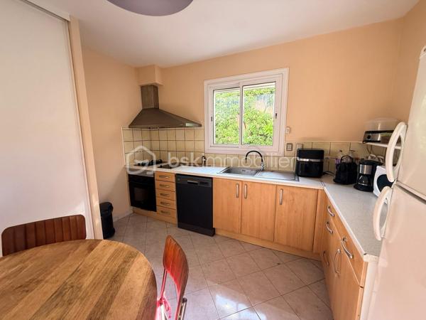 Située à Balaruc-les-Bains, dans un quartier calme et proche de toutes les commodités, avec arrêt de bus à proximité, cette maison de ville des années 1970 offre un beau potentiel sur une parcelle de 400 m².

Dès l’entrée, le hall dessert une cuisine indépendante, dans sa continuité une agréable pièce de vie composée d’un salon et d’une salle à manger. Cet espace lumineux s’ouvre sur le jardin et sa terrasse grâce à de larges portes-fenêtres.

Le rez-de-chaussée comprend également un vaste bureau, pouvant facilement être aménagé en chambre selon vos besoins.

À l’étage, vous découvrirez quatre belles chambres ainsi qu’une salle d’eau.

Attenant à la maison, un studio indépendant reste à aménager. Il représente une excellente opportunité pour créer un logement destiné à la location ou accueillir famille et amis en toute autonomie.

Enfin, la propriété dispose d’une cour permettant de stationner un véhicule.

Une maison familiale offrant de beaux volumes et un fort potentiel.

À visiter sans plus tardé.