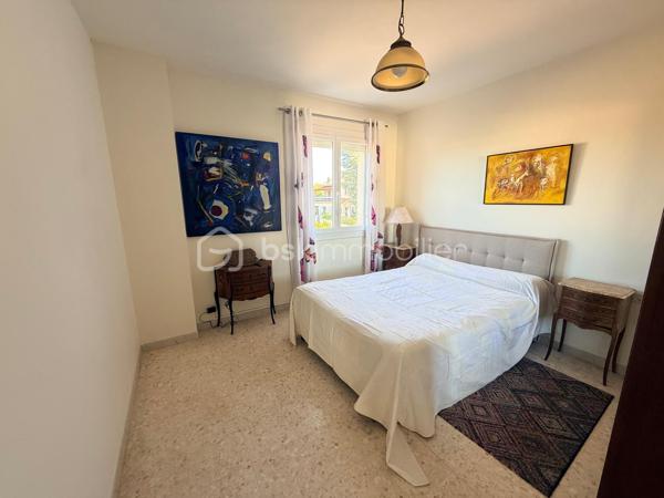 Située à Balaruc-les-Bains, dans un quartier calme et proche de toutes les commodités, avec arrêt de bus à proximité, cette maison de ville des années 1970 offre un beau potentiel sur une parcelle de 400 m².

Dès l’entrée, le hall dessert une cuisine indépendante, dans sa continuité une agréable pièce de vie composée d’un salon et d’une salle à manger. Cet espace lumineux s’ouvre sur le jardin et sa terrasse grâce à de larges portes-fenêtres.

Le rez-de-chaussée comprend également un vaste bureau, pouvant facilement être aménagé en chambre selon vos besoins.

À l’étage, vous découvrirez quatre belles chambres ainsi qu’une salle d’eau.

Attenant à la maison, un studio indépendant reste à aménager. Il représente une excellente opportunité pour créer un logement destiné à la location ou accueillir famille et amis en toute autonomie.

Enfin, la propriété dispose d’une cour permettant de stationner un véhicule.

Une maison familiale offrant de beaux volumes et un fort potentiel.

À visiter sans plus tardé.