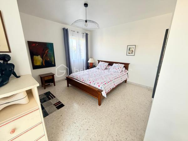 Située à Balaruc-les-Bains, dans un quartier calme et proche de toutes les commodités, avec arrêt de bus à proximité, cette maison de ville des années 1970 offre un beau potentiel sur une parcelle de 400 m².

Dès l’entrée, le hall dessert une cuisine indépendante, dans sa continuité une agréable pièce de vie composée d’un salon et d’une salle à manger. Cet espace lumineux s’ouvre sur le jardin et sa terrasse grâce à de larges portes-fenêtres.

Le rez-de-chaussée comprend également un vaste bureau, pouvant facilement être aménagé en chambre selon vos besoins.

À l’étage, vous découvrirez quatre belles chambres ainsi qu’une salle d’eau.

Attenant à la maison, un studio indépendant reste à aménager. Il représente une excellente opportunité pour créer un logement destiné à la location ou accueillir famille et amis en toute autonomie.

Enfin, la propriété dispose d’une cour permettant de stationner un véhicule.

Une maison familiale offrant de beaux volumes et un fort potentiel.

À visiter sans plus tardé.