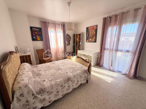 Située à Balaruc-les-Bains, dans un quartier calme et proche de toutes les commodités, avec arrêt de bus à proximité, cette maison de ville des années 1970 offre un beau potentiel sur une parcelle de 400 m².

Dès l’entrée, le hall dessert une cuisine indépendante, dans sa continuité une agréable pièce de vie composée d’un salon et d’une salle à manger. Cet espace lumineux s’ouvre sur le jardin et sa terrasse grâce à de larges portes-fenêtres.

Le rez-de-chaussée comprend également un vaste bureau, pouvant facilement être aménagé en chambre selon vos besoins.

À l’étage, vous découvrirez quatre belles chambres ainsi qu’une salle d’eau.

Attenant à la maison, un studio indépendant reste à aménager. Il représente une excellente opportunité pour créer un logement destiné à la location ou accueillir famille et amis en toute autonomie.

Enfin, la propriété dispose d’une cour permettant de stationner un véhicule.

Une maison familiale offrant de beaux volumes et un fort potentiel.

À visiter sans plus tardé.