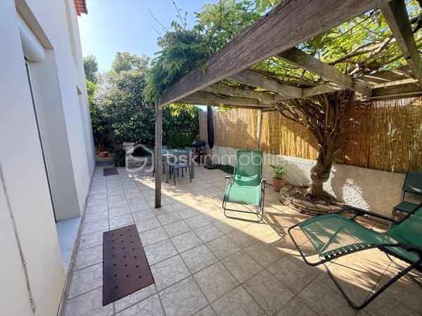 Située à Balaruc-les-Bains, dans un quartier calme et proche de toutes les commodités, avec arrêt de bus à proximité, cette maison de ville des années 1970 offre un beau potentiel sur une parcelle de 400 m².

Dès l’entrée, le hall dessert une cuisine indépendante, dans sa continuité une agréable pièce de vie composée d’un salon et d’une salle à manger. Cet espace lumineux s’ouvre sur le jardin et sa terrasse grâce à de larges portes-fenêtres.

Le rez-de-chaussée comprend également un vaste bureau, pouvant facilement être aménagé en chambre selon vos besoins.

À l’étage, vous découvrirez quatre belles chambres ainsi qu’une salle d’eau.

Attenant à la maison, un studio indépendant reste à aménager. Il représente une excellente opportunité pour créer un logement destiné à la location ou accueillir famille et amis en toute autonomie.

Enfin, la propriété dispose d’une cour permettant de stationner un véhicule.

Une maison familiale offrant de beaux volumes et un fort potentiel.

À visiter sans plus tardé.