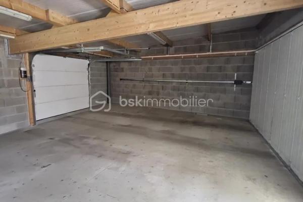– MAISON FAMILIALE DE 175 M² À SAINT-DIDIER 🏡✨
Proche de l'axe Rennes-Paris & gare — Terrain de 1 030 m² sans vis-à-vis 🌳

Une opportunité rare sur le secteur ! Venez découvrir cette superbe contemporaine de 175 m² habitables, alliant volumes généreux, luminosité et confort absolu. ☀️🔑

Située sur la commune très recherchée de Saint-Didier, vous profiterez d'un cadre de vie idéal avec les écoles et commerces accessibles rapidement. 🏫🛒 Emplacement stratégique : à seulement 5 minutes de la gare et de l'axe rapide Rennes-Paris 🚆🚗.

Le tout est édifié sur une magnifique parcelle paysagée de 1 030 m², entièrement à l'abri des regards, pour une tranquillité totale 🌿🧘‍♂️.

Distribution des espaces 📐

Au rez-de-chaussée :

    ♦ Vie de plain-pied : Entrée accueillante ouvrant sur un vaste séjour traversant et baigné de lumière, agrémenté d'un poêle chaleureux 🔥. L'ensemble s'ouvre sur une cuisine entièrement aménagée et équipée 🍳. Vous disposerez également d'un salon cosy et d'un espace détente intimiste 🛋️.

   ♦ Espace nuit : Trois belles chambres spacieuses 🛏️ et une salle d'eau moderne 🚿.

    ♦ Côté pratique : Une lingerie/buanderie fonctionnelle 🧺 et un WC indépendant.

À l'étage :

    ♦ Une très belle mezzanine lumineuse (idéale pour un espace jeux, coin lecture ou second salon) 📚🎮.

    ♦ Une quatrième chambre ainsi qu'un bureau parfait pour le télétravail 💻.

Annexes & prestations 🚘

    ♦ Double garage de 49 m² de plain-pied avec porte motorisée (rangement + 2 véhicules) 🚗🚗.

    ♦ Sous-sol complet : Fort potentiel de stockage ou d'aménagement (atelier, salle de sport, cave) 🛠️🏋️‍♂️.

Une maison ultra-complète, parfaitement entretenue et idéalement située pour concilier vie de famille et déplacements vers Rennes ou Paris. Vous n'avez plus qu'à poser vos valises ! 🧳✨

Contactez-moi vite pour organiser une visite ! 📞📩