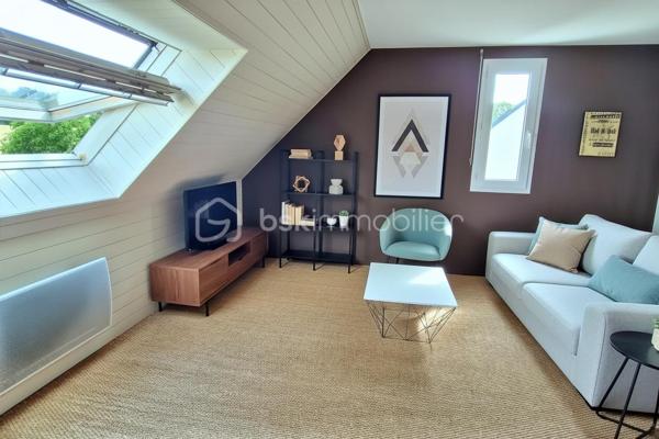 – MAISON FAMILIALE DE 175 M² À SAINT-DIDIER 🏡✨
Proche de l'axe Rennes-Paris & gare — Terrain de 1 030 m² sans vis-à-vis 🌳

Une opportunité rare sur le secteur ! Venez découvrir cette superbe contemporaine de 175 m² habitables, alliant volumes généreux, luminosité et confort absolu. ☀️🔑

Située sur la commune très recherchée de Saint-Didier, vous profiterez d'un cadre de vie idéal avec les écoles et commerces accessibles rapidement. 🏫🛒 Emplacement stratégique : à seulement 5 minutes de la gare et de l'axe rapide Rennes-Paris 🚆🚗.

Le tout est édifié sur une magnifique parcelle paysagée de 1 030 m², entièrement à l'abri des regards, pour une tranquillité totale 🌿🧘‍♂️.

Distribution des espaces 📐

Au rez-de-chaussée :

    ♦ Vie de plain-pied : Entrée accueillante ouvrant sur un vaste séjour traversant et baigné de lumière, agrémenté d'un poêle chaleureux 🔥. L'ensemble s'ouvre sur une cuisine entièrement aménagée et équipée 🍳. Vous disposerez également d'un salon cosy et d'un espace détente intimiste 🛋️.

   ♦ Espace nuit : Trois belles chambres spacieuses 🛏️ et une salle d'eau moderne 🚿.

    ♦ Côté pratique : Une lingerie/buanderie fonctionnelle 🧺 et un WC indépendant.

À l'étage :

    ♦ Une très belle mezzanine lumineuse (idéale pour un espace jeux, coin lecture ou second salon) 📚🎮.

    ♦ Une quatrième chambre ainsi qu'un bureau parfait pour le télétravail 💻.

Annexes & prestations 🚘

    ♦ Double garage de 49 m² de plain-pied avec porte motorisée (rangement + 2 véhicules) 🚗🚗.

    ♦ Sous-sol complet : Fort potentiel de stockage ou d'aménagement (atelier, salle de sport, cave) 🛠️🏋️‍♂️.

Une maison ultra-complète, parfaitement entretenue et idéalement située pour concilier vie de famille et déplacements vers Rennes ou Paris. Vous n'avez plus qu'à poser vos valises ! 🧳✨

Contactez-moi vite pour organiser une visite ! 📞📩