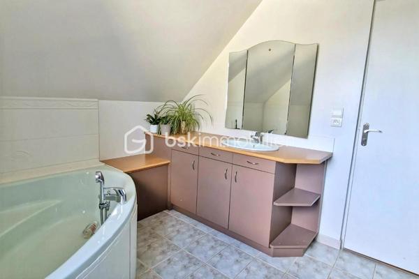 – MAISON FAMILIALE DE 175 M² À SAINT-DIDIER 🏡✨
Proche de l'axe Rennes-Paris & gare — Terrain de 1 030 m² sans vis-à-vis 🌳

Une opportunité rare sur le secteur ! Venez découvrir cette superbe contemporaine de 175 m² habitables, alliant volumes généreux, luminosité et confort absolu. ☀️🔑

Située sur la commune très recherchée de Saint-Didier, vous profiterez d'un cadre de vie idéal avec les écoles et commerces accessibles rapidement. 🏫🛒 Emplacement stratégique : à seulement 5 minutes de la gare et de l'axe rapide Rennes-Paris 🚆🚗.

Le tout est édifié sur une magnifique parcelle paysagée de 1 030 m², entièrement à l'abri des regards, pour une tranquillité totale 🌿🧘‍♂️.

Distribution des espaces 📐

Au rez-de-chaussée :

    ♦ Vie de plain-pied : Entrée accueillante ouvrant sur un vaste séjour traversant et baigné de lumière, agrémenté d'un poêle chaleureux 🔥. L'ensemble s'ouvre sur une cuisine entièrement aménagée et équipée 🍳. Vous disposerez également d'un salon cosy et d'un espace détente intimiste 🛋️.

   ♦ Espace nuit : Trois belles chambres spacieuses 🛏️ et une salle d'eau moderne 🚿.

    ♦ Côté pratique : Une lingerie/buanderie fonctionnelle 🧺 et un WC indépendant.

À l'étage :

    ♦ Une très belle mezzanine lumineuse (idéale pour un espace jeux, coin lecture ou second salon) 📚🎮.

    ♦ Une quatrième chambre ainsi qu'un bureau parfait pour le télétravail 💻.

Annexes & prestations 🚘

    ♦ Double garage de 49 m² de plain-pied avec porte motorisée (rangement + 2 véhicules) 🚗🚗.

    ♦ Sous-sol complet : Fort potentiel de stockage ou d'aménagement (atelier, salle de sport, cave) 🛠️🏋️‍♂️.

Une maison ultra-complète, parfaitement entretenue et idéalement située pour concilier vie de famille et déplacements vers Rennes ou Paris. Vous n'avez plus qu'à poser vos valises ! 🧳✨

Contactez-moi vite pour organiser une visite ! 📞📩