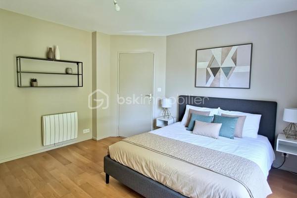 – MAISON FAMILIALE DE 175 M² À SAINT-DIDIER 🏡✨
Proche de l'axe Rennes-Paris & gare — Terrain de 1 030 m² sans vis-à-vis 🌳

Une opportunité rare sur le secteur ! Venez découvrir cette superbe contemporaine de 175 m² habitables, alliant volumes généreux, luminosité et confort absolu. ☀️🔑

Située sur la commune très recherchée de Saint-Didier, vous profiterez d'un cadre de vie idéal avec les écoles et commerces accessibles rapidement. 🏫🛒 Emplacement stratégique : à seulement 5 minutes de la gare et de l'axe rapide Rennes-Paris 🚆🚗.

Le tout est édifié sur une magnifique parcelle paysagée de 1 030 m², entièrement à l'abri des regards, pour une tranquillité totale 🌿🧘‍♂️.

Distribution des espaces 📐

Au rez-de-chaussée :

    ♦ Vie de plain-pied : Entrée accueillante ouvrant sur un vaste séjour traversant et baigné de lumière, agrémenté d'un poêle chaleureux 🔥. L'ensemble s'ouvre sur une cuisine entièrement aménagée et équipée 🍳. Vous disposerez également d'un salon cosy et d'un espace détente intimiste 🛋️.

   ♦ Espace nuit : Trois belles chambres spacieuses 🛏️ et une salle d'eau moderne 🚿.

    ♦ Côté pratique : Une lingerie/buanderie fonctionnelle 🧺 et un WC indépendant.

À l'étage :

    ♦ Une très belle mezzanine lumineuse (idéale pour un espace jeux, coin lecture ou second salon) 📚🎮.

    ♦ Une quatrième chambre ainsi qu'un bureau parfait pour le télétravail 💻.

Annexes & prestations 🚘

    ♦ Double garage de 49 m² de plain-pied avec porte motorisée (rangement + 2 véhicules) 🚗🚗.

    ♦ Sous-sol complet : Fort potentiel de stockage ou d'aménagement (atelier, salle de sport, cave) 🛠️🏋️‍♂️.

Une maison ultra-complète, parfaitement entretenue et idéalement située pour concilier vie de famille et déplacements vers Rennes ou Paris. Vous n'avez plus qu'à poser vos valises ! 🧳✨

Contactez-moi vite pour organiser une visite ! 📞📩