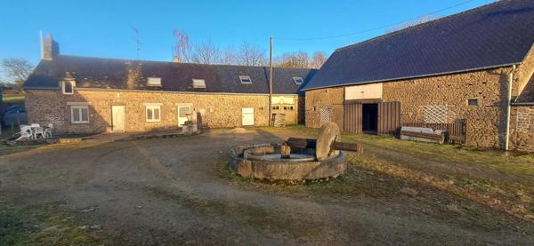 SITE DE CAMPAGNE avec bâtiments d'habitations en pierres à fort potentiel