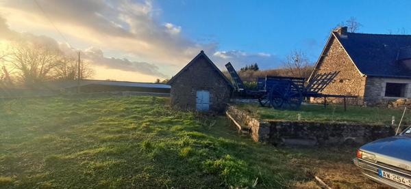 SITE DE CAMPAGNE avec bâtiments d'habitations en pierres à fort potentiel