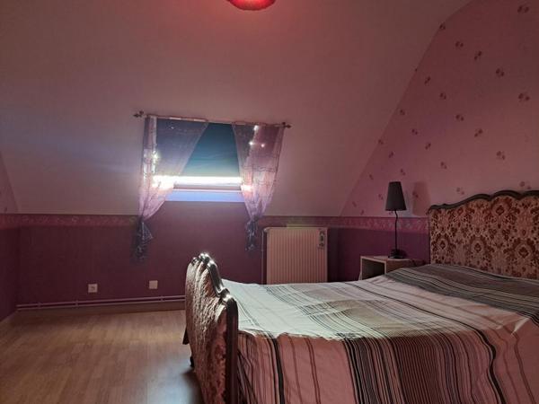 SITE DE CAMPAGNE avec bâtiments d'habitations en pierres à fort potentiel