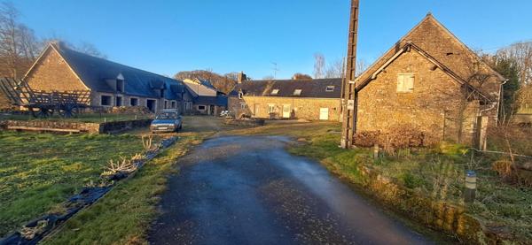 SITE DE CAMPAGNE avec bâtiments d'habitations en pierres à fort potentiel