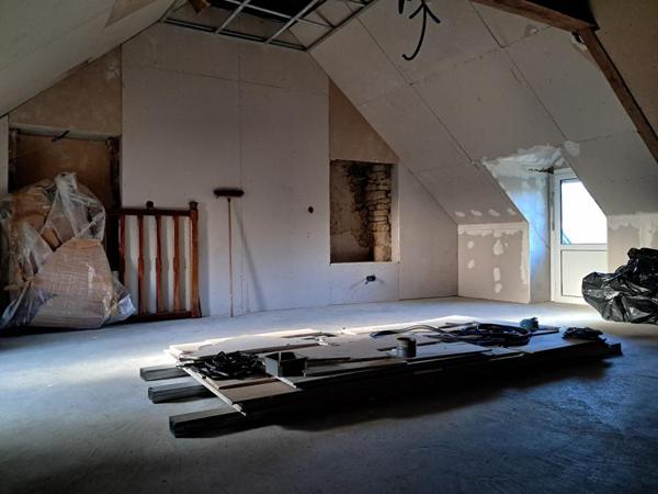 SITE DE CAMPAGNE avec bâtiments d'habitations en pierres à fort potentiel