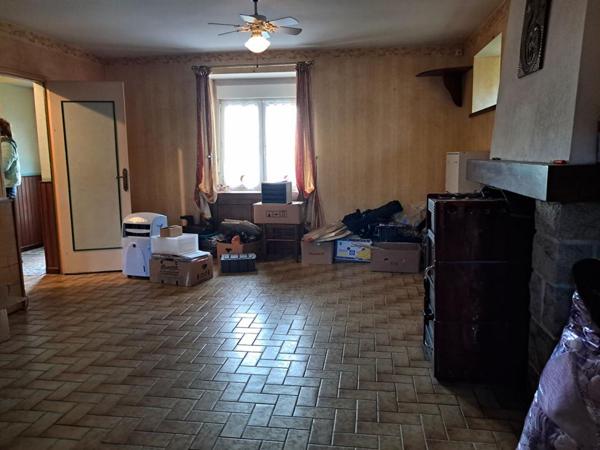 SITE DE CAMPAGNE avec bâtiments d'habitations en pierres à fort potentiel